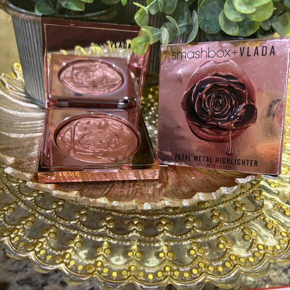 Smashbox & Vlada petal metal highlighter. Shade: Rosematic - Picture 1 of 4